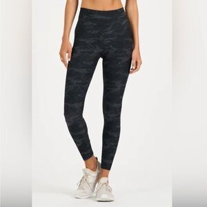 Like New - Vuori Leggings (soft) Daily Legging Camo